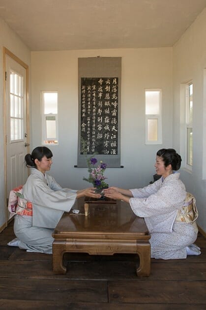 teahouse_wakamatsufarm women in tea house