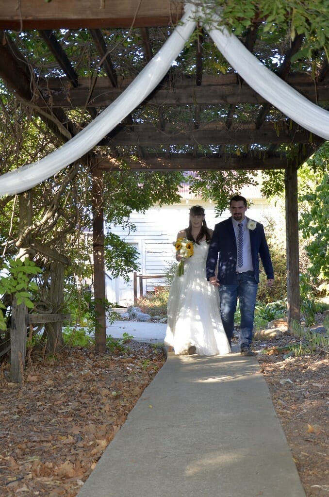wedding2_wakamatsufarm bride and groom under arbor
