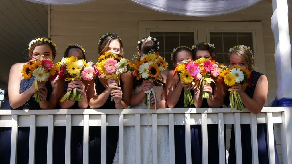 wedding3_wakamatsufarm brides party with bouquets