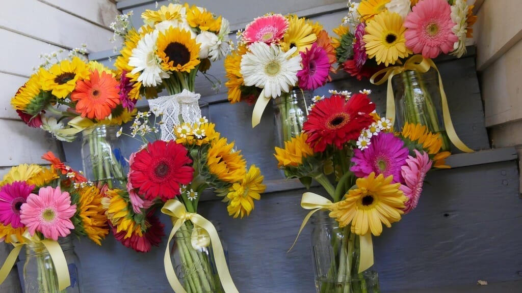 wedding4_wakamatsufarm bouquets on stairs